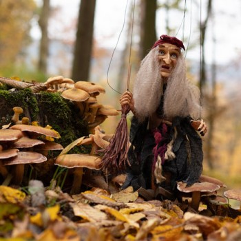 These marionettes are handmade in czech republic.